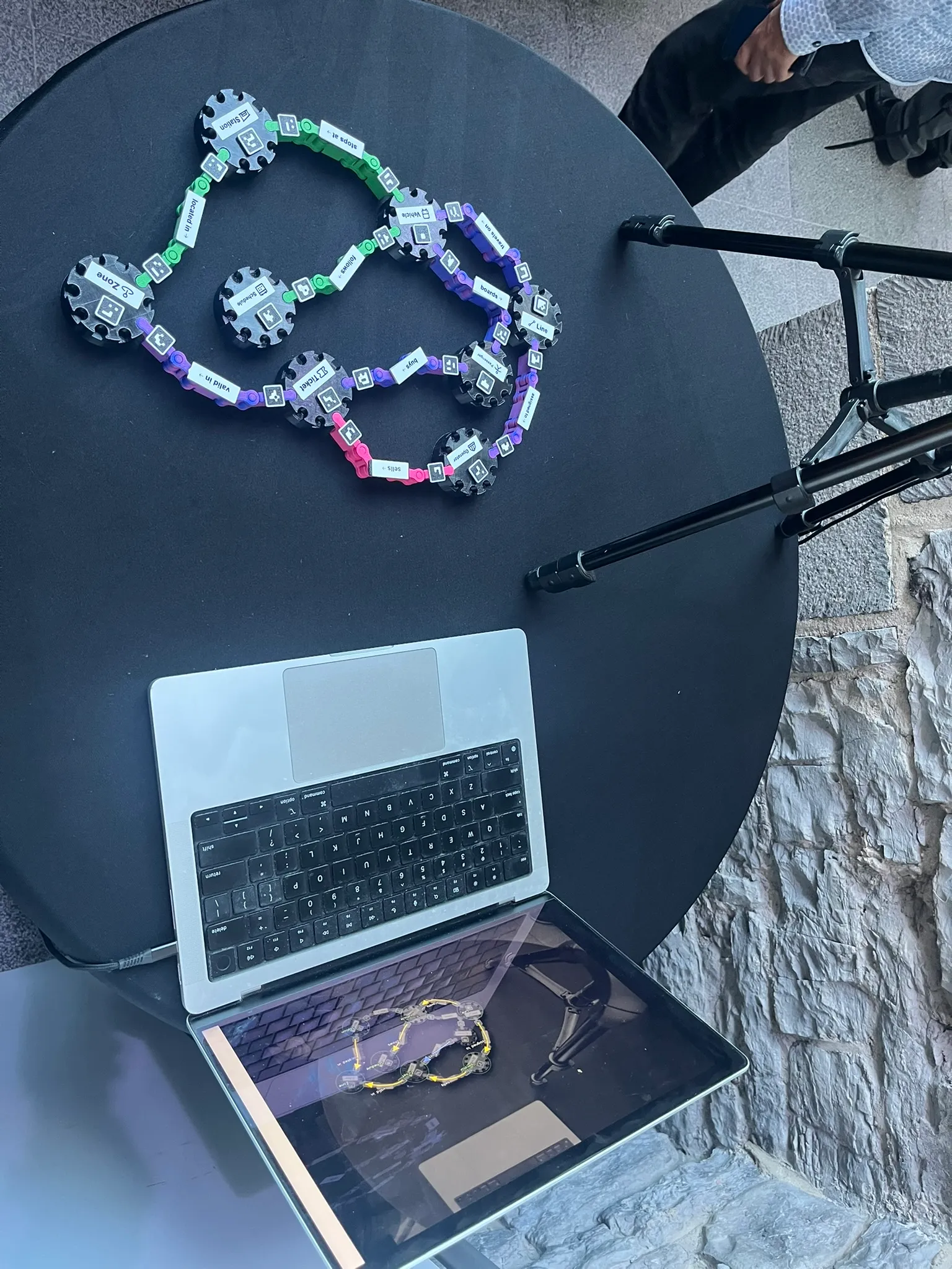 A graph on the table seen from above, with a laptop showing its tracked digital version.